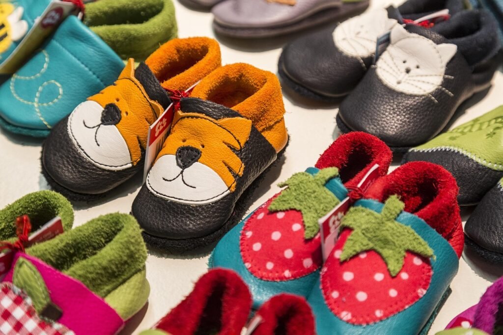 Zapatos infantiles de suela blanda en piel de colores, ideales para el aula de la guardería