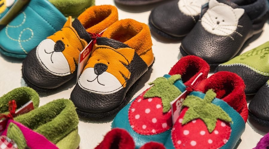 Zapatos infantiles de suela blanda en piel de colores, ideales para el aula de la guardería