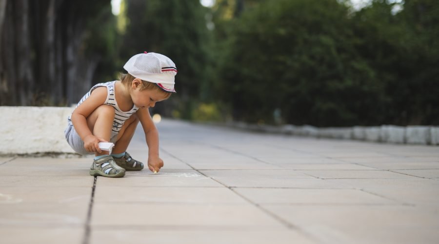 little-boy-drawing-with-chalk-copy-space